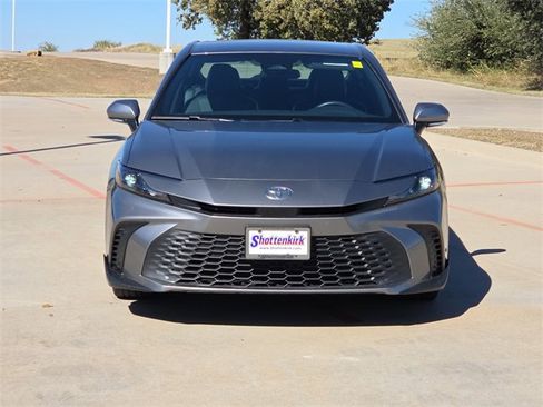 Used 2025 Toyota Camry SE image 2