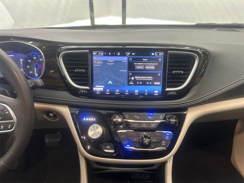 Used 2024 Chrysler Pacifica Limited image 30