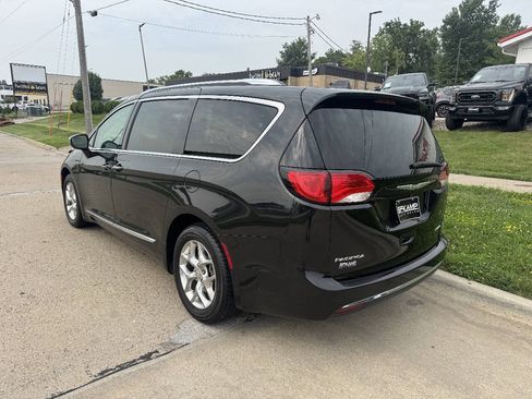 Used 2017 Chrysler Pacifica Limited FWD image 2