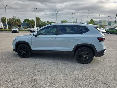 New 2026 Volkswagen Taos SE FWD image 5