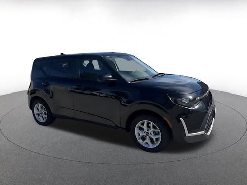 Used 2025 Kia Soul LX w/ LX Technology Package image 2