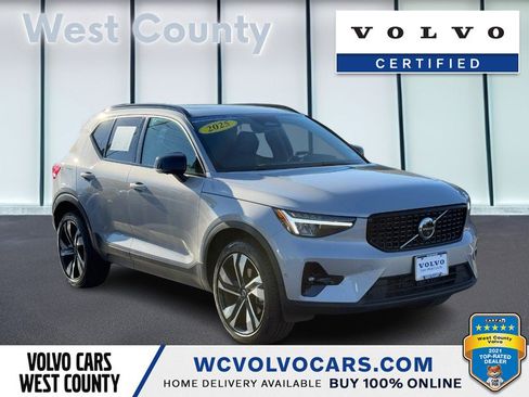 Certified 2025 Volvo XC40 B5 Plus image 1