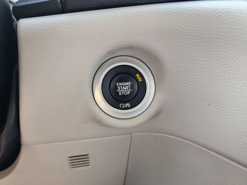 Used 2018 Chrysler Pacifica Touring-L w/ Premium Audio Group FWD image 4