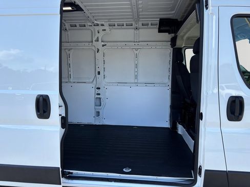 Used 2024 RAM ProMaster 2500 w/ Convenience Group FWD image 13