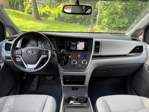 Used 2017 Toyota Sienna XLE Premium FWD image 12