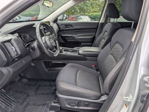 Used 2024 Nissan Pathfinder SV FWD image 17