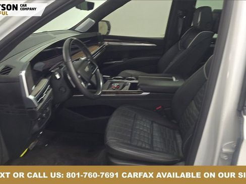 Used 2025 Cadillac Escalade ESV Sport Platinum image 4