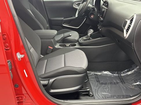 Used 2025 Kia Soul LX w/ LX Technology Package FWD image 16