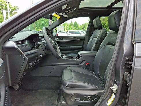 Used 2023 Jeep Grand Cherokee Overland AWD/4WD image 14