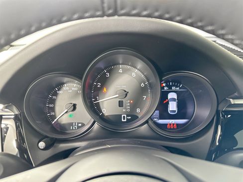 Certified 2025 Porsche Macan image 10