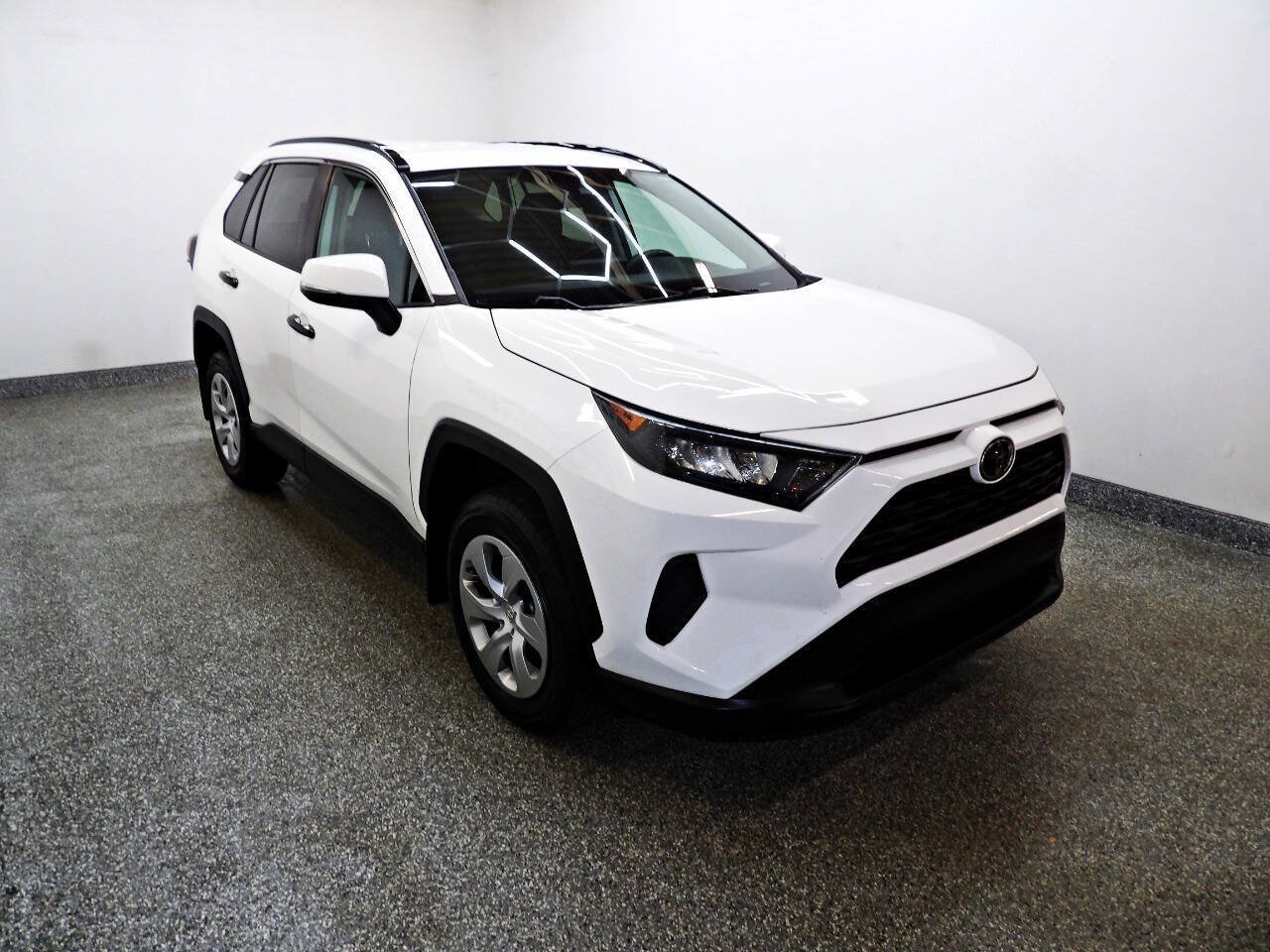 Used 2021 Toyota RAV4 LE FWD image 3