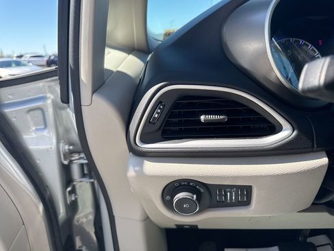 Used 2024 Chrysler Pacifica Touring-L FWD image 12