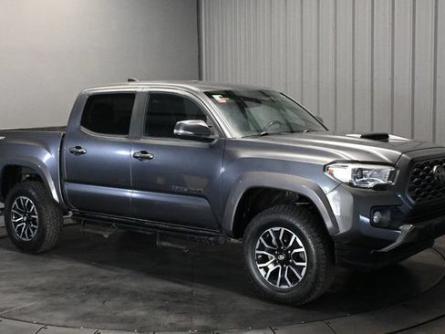 Used 2020 Toyota Tacoma TRD Sport w/ Technology Package RWD image 3