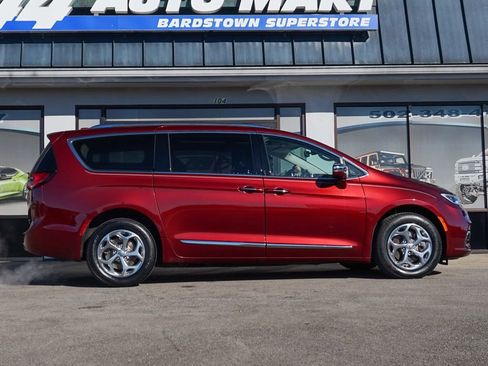 Used 2021 Chrysler Pacifica Limited w/ Uconnect Theater Family Group image 2