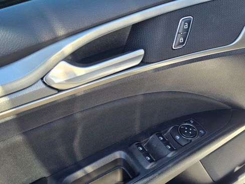 Used 2019 Ford Fusion SE FWD image 28