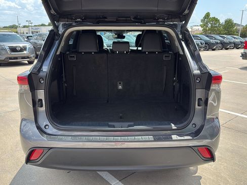 Used 2022 Toyota Highlander XLE image 7