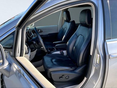 Used 2018 Chrysler Pacifica Touring-L image 3