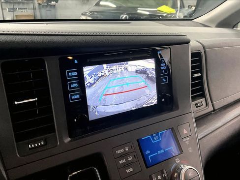 Used 2017 Toyota Sienna SE image 27