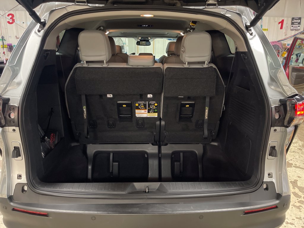 Certified 2025 Toyota Sienna XLE FWD image 25