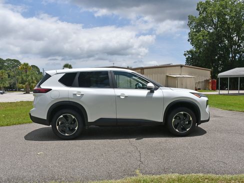 Used 2024 Nissan Rogue SV FWD image 5