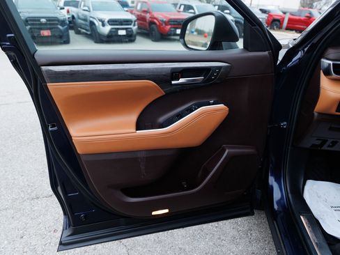 Used 2021 Toyota Highlander Platinum image 35