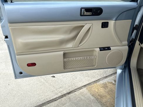 Used 2010 Volkswagen Beetle Coupe image 8