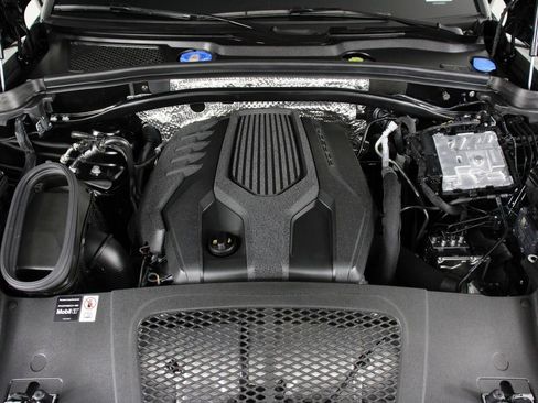 Certified 2025 Porsche Macan Turbo image 26