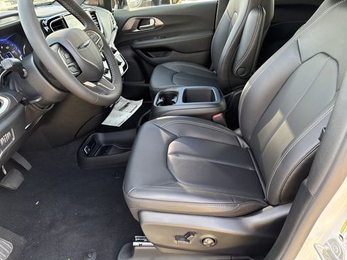 New 2026 Chrysler Voyager LX image 9