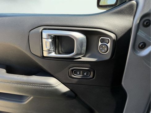 Used 2020 Jeep Gladiator Overland AWD/4WD image 19