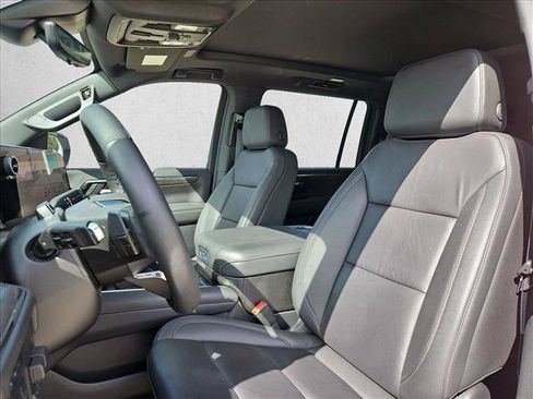 Used 2025 Chevrolet Suburban LT w/ Advanced Technology Package RWD image 16