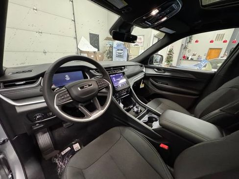 New 2025 Jeep Grand Cherokee Laredo X w/ Luxury Tech Group I image 28