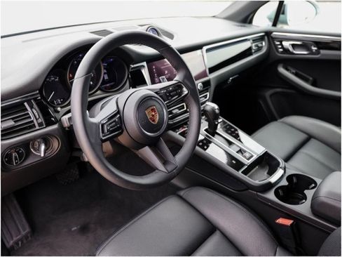 Certified 2025 Porsche Macan image 4