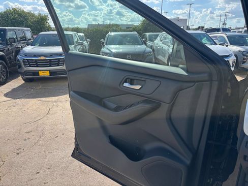 Used 2025 Nissan Rogue SV AWD/4WD image 18
