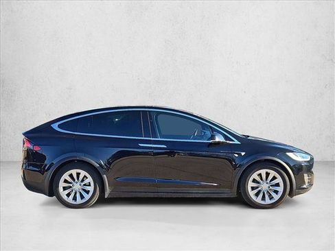 Used 2018 Tesla Model X 75D image 4