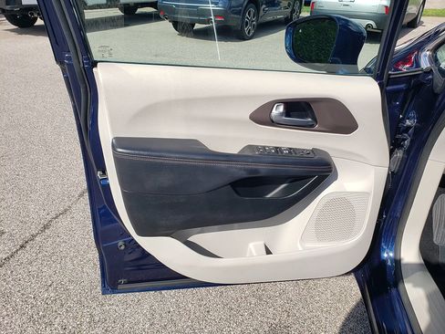 Used 2018 Chrysler Pacifica Touring-L w/ Advanced Safetytec Group FWD image 10