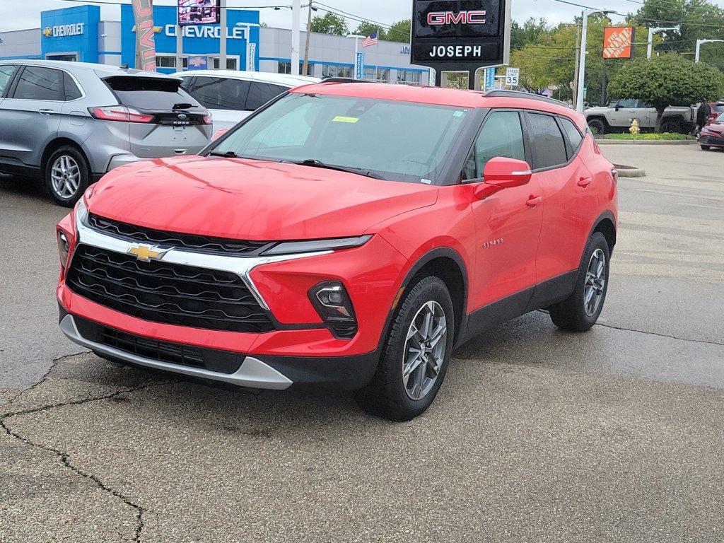 Used 2024 Chevrolet Blazer LT AWD/4WD image 2