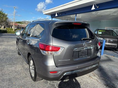 Used 2016 Nissan Pathfinder SV FWD image 3