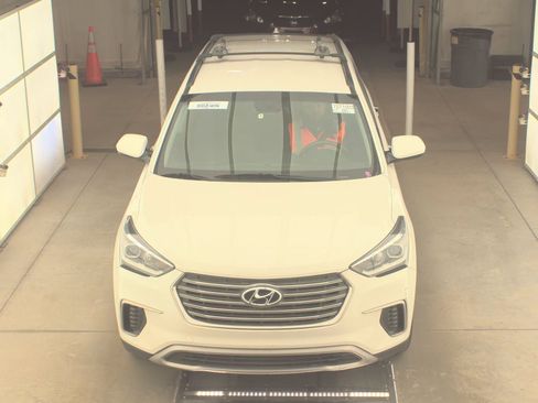 Used 2017 Hyundai Santa Fe SE image 2