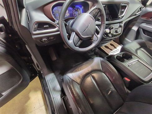 Used 2020 Chrysler Pacifica Touring-L image 11