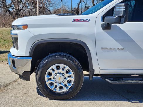 Used 2024 Chevrolet Silverado 3500 LT w/ Convenience Package image 8