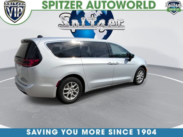 Used 2024 Chrysler Pacifica Touring-L FWD image 9