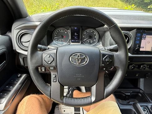 Used 2017 Toyota Tacoma TRD Sport w/ Tow Package AWD/4WD image 18