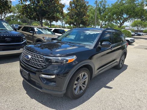 Used 2023 Ford Explorer XLT w/ Equipment Group 202A RWD image 2