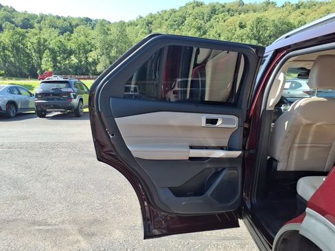 Used 2022 Ford Explorer Limited w/ Equipment Group 301A AWD/4WD image 15