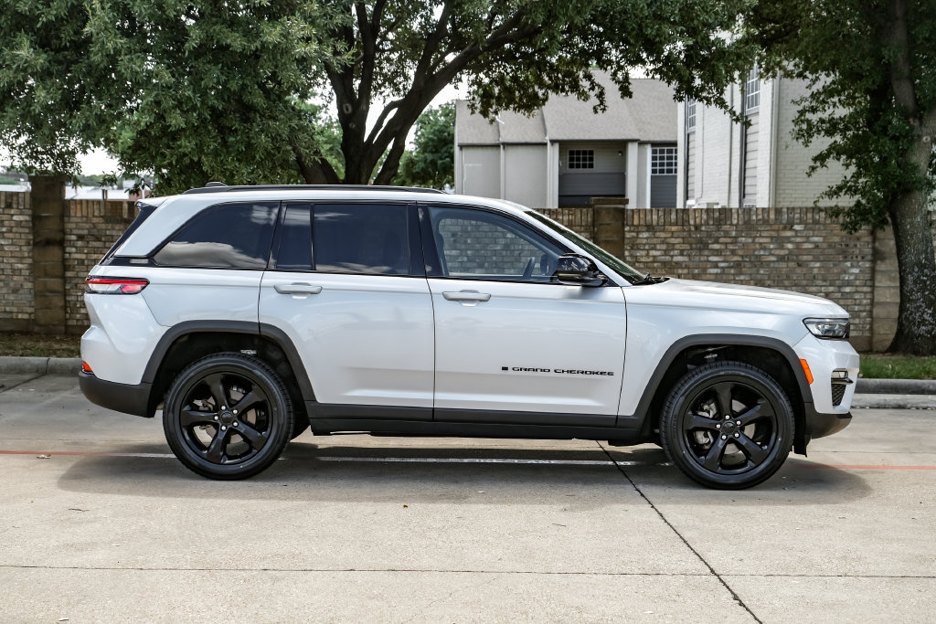Used 2023 Jeep Grand Cherokee Limited w/ Black Appearance Package AWD/4WD image 14