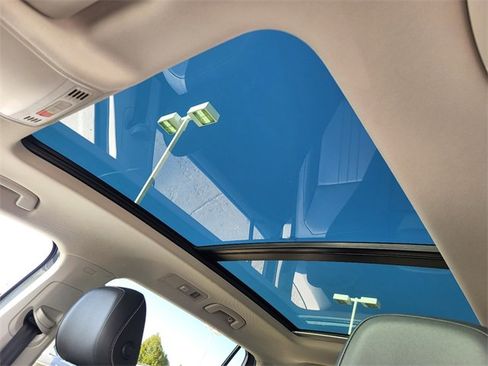 Used 2022 Volkswagen Tiguan SE w/ Panoramic Sunroof Package image 7