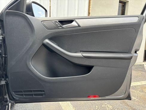 Used 2016 Volkswagen Jetta Sport FWD image 38