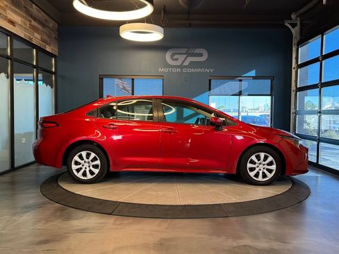 Used 2020 Toyota Corolla LE w/ Carpet Mat Package (TMS) FWD image 2