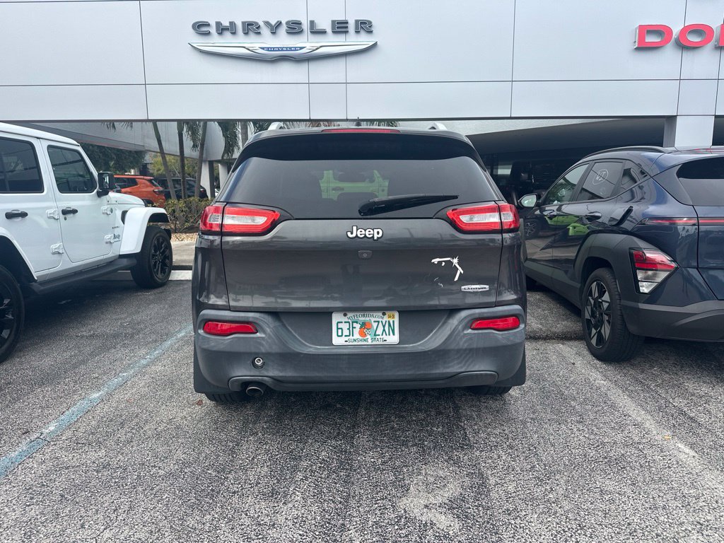 Used 2016 Jeep Cherokee Latitude FWD image 9