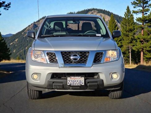 Used 2020 Nissan Frontier SV image 2